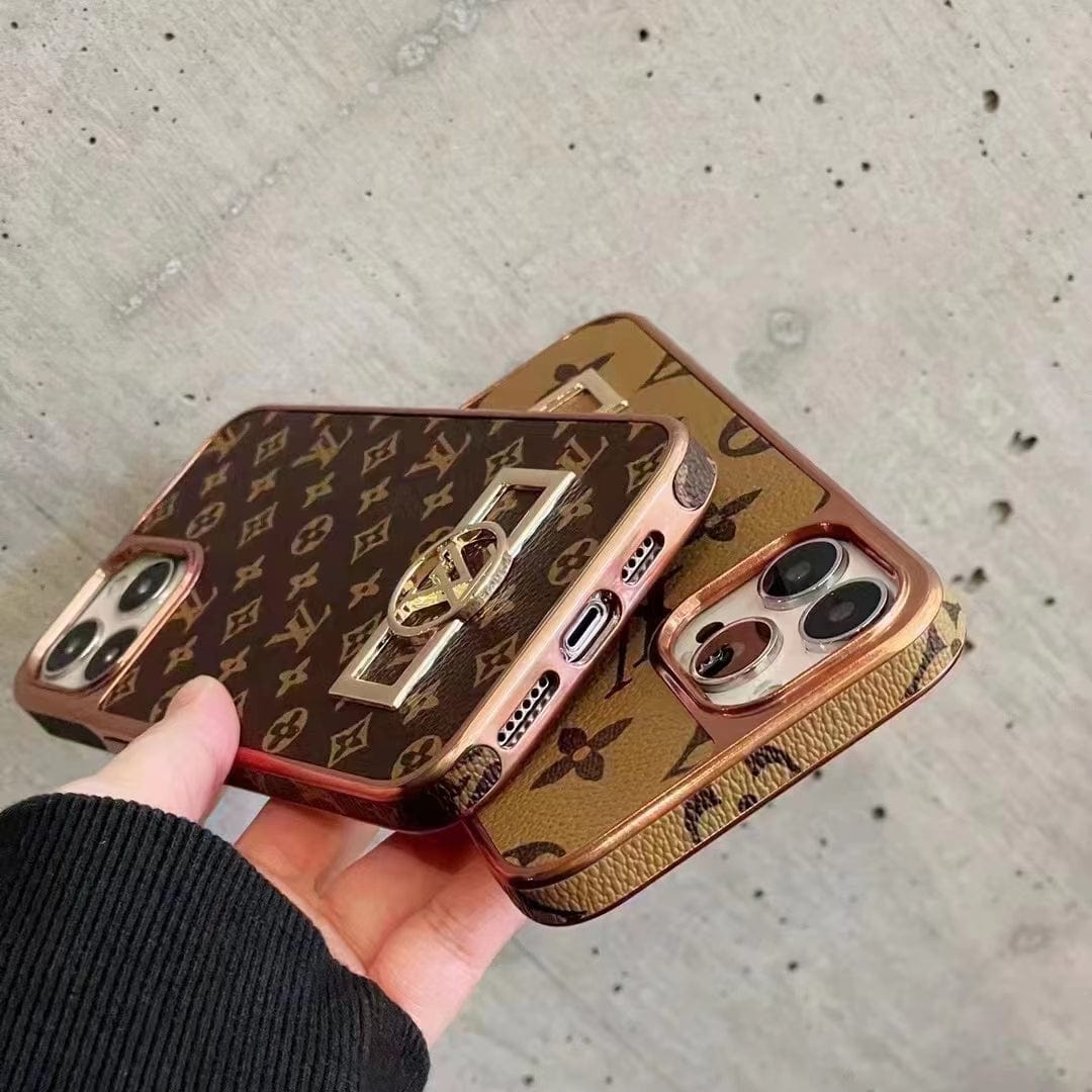 HypedEffects louis vuitton Monogram iPhone 15 Case with Golden louis vuitton Inlay